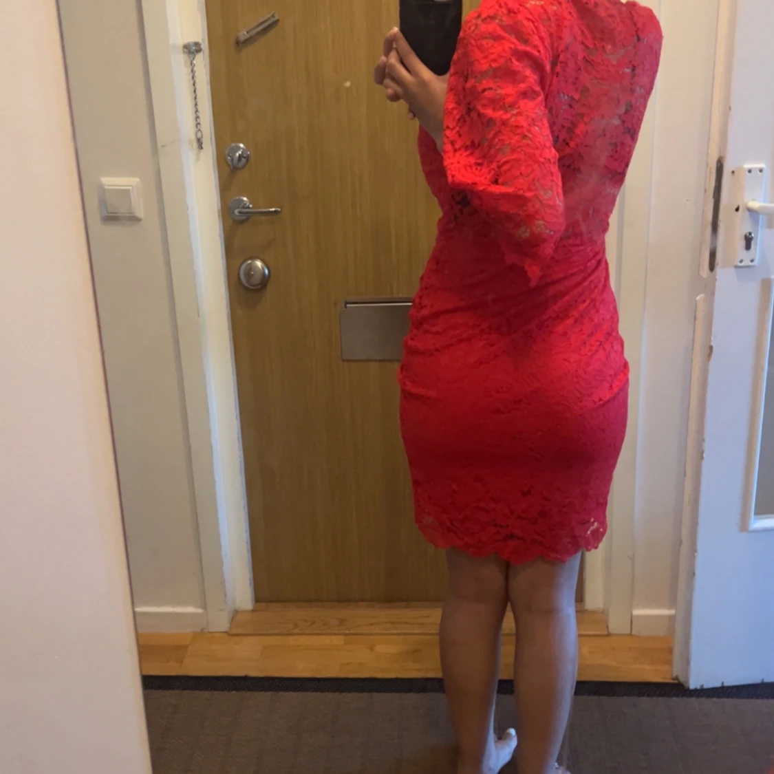 Röd spetsklänning med v-ringning - 1