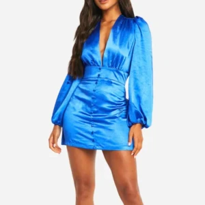 Blå satin kortklänning med puffärm - Supersnygg blå kortklänning i satin med djup v-ringning, markerad midja och puffiga långärmar. Klänningen har knappar framtill och en glansig finish som verkligen sticker ut. Perfekt för dig som vill ha en statement-look!