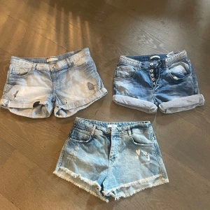3 par ljusblå jeansshorts med detaljer - Tre par snygga ljusblå jeansshorts i olika tvättar. 150 kr st❤️ Tryck ej köp nu