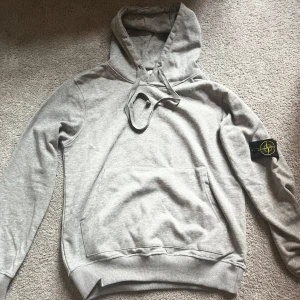 Stone island Hoddie  - Säljer denna grå stone island Hoddie i st M då den knappast kmr i användning längre, kom gärna med frågor o funderingar