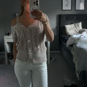 stickad kofta med kort ärm  - Säljer en stickad tröja med knappar på. Har inte tyckt att tröjan passar mig så bra därför har den inte kommit till användning så mycket. 💗