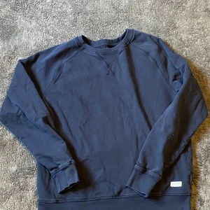 Mörkblå sweatshirt från 157 Denim Makers - Enkel och stilren mörkblå sweatshirt från 157 Denim Makers. Tröjan har rund halsringning, ribbade muddar vid ärmslut och nederkant samt klassisk passform. Perfekt för dig som gillar en clean och avslappnad look.