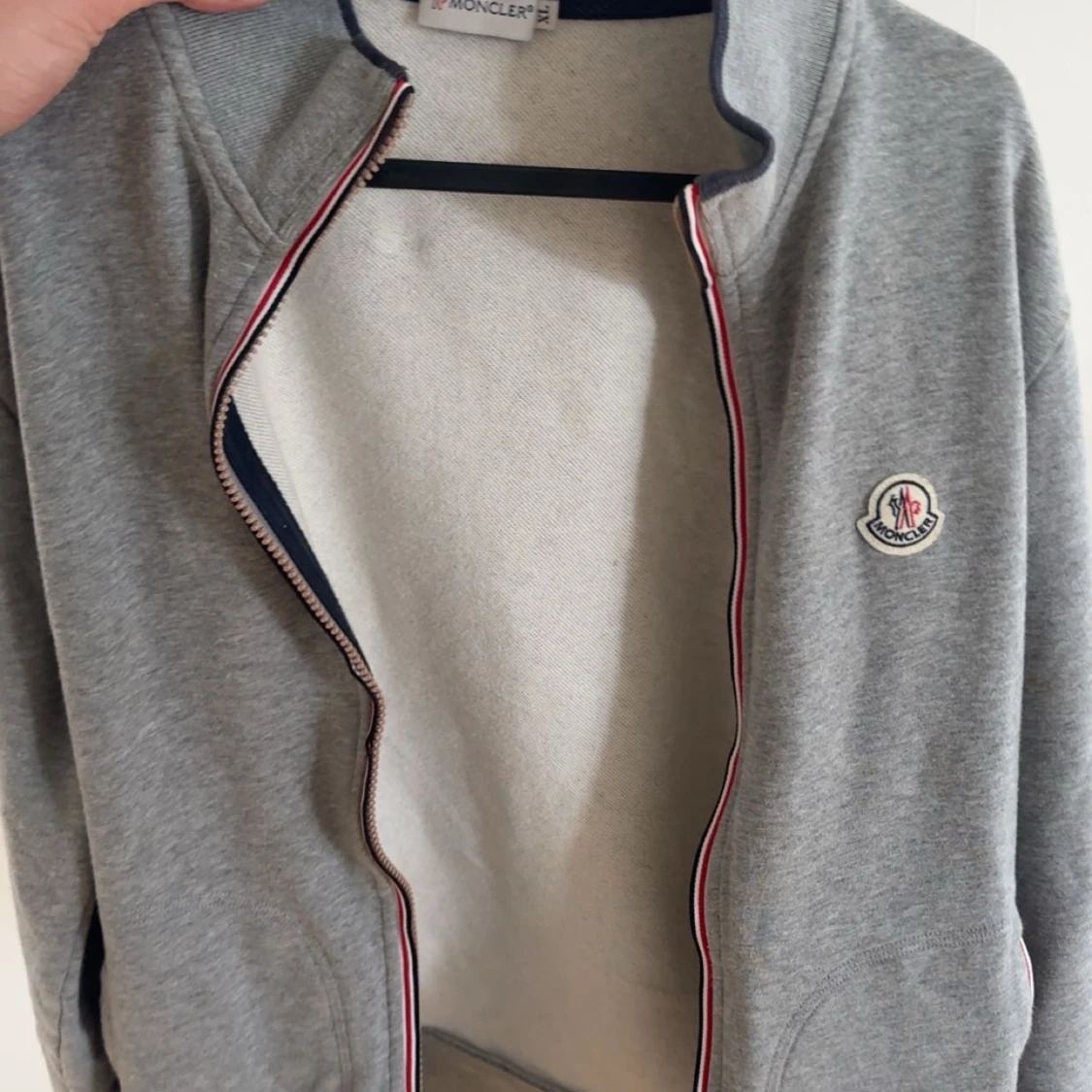 Grå zip-jacka från Moncler - 1