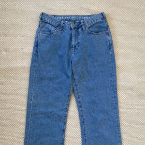 Low Straight Jeans Bikbok - Modell Low Straight. Storlek 26, längd 32. Nyskick