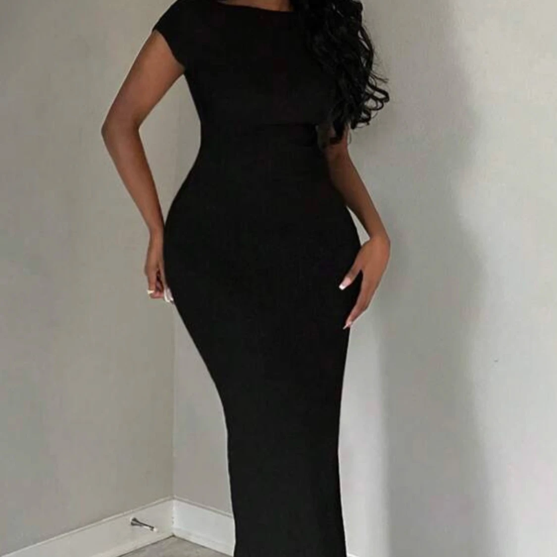 Svart långklänning med öppen rygg - 1