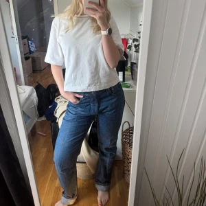 Blå raka jeans från Djerf Avenue - Säljer mina blå jeans från Djerf Avenue med raka ben och medelhög midja, deras tall-modell! Jag är 174 cm och de är väldigt långa på mig, så passar alla långisar!😍