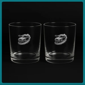 2st Whiskeyglas - Volvo 240 -  Dessa eleganta graverade whiskeyglas kombinerar enkelhet med stil och passar lika bra för en klassisk whiskey med is som för kreativa, färgglada desserter. Den låga och raka formen framhäver dryckens eller dessertens karaktär och ger glaset en sofistikerad men diskret känsla. Gravyren enligt bild ger varje glas en personlig och unik detalj – perfekt som en omtänksam present eller ett smakfullt tillskott till din egen glassamling. Har du en egen text eller design du vill ha graverad? Hör av dig!