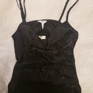 Svart linne - Snygg svart linne från märket object. Fin going out top! Helt oandvänd med lappen kvar. Nypris 499