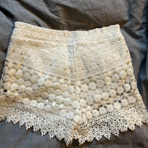 Vita virkade shorts från Gina Tricot - Superfina vita virkade shorts från Gina Tricot som passar perfekt till sommaren. Mycket bra skick, säljer då de är för små.