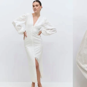 Vit långklänning med puffärm - Helt slutsåld klänning från ginatricot. Som aldirg är använd och har prislapp kvar!! 