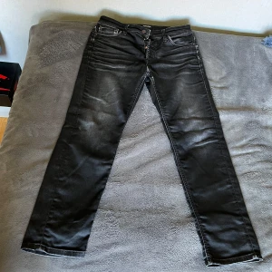 Svarta jeans från Jack & Jones - Säljer ett par svarta jeans från Jack & Jones, modell Comfort/Mike. Materialet är mjukt och stretchigt för extra komfort. Storlek 30/30 i nyskick.