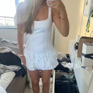 Klänning - Älskar denna miniklänning från Zara med volanger🥹