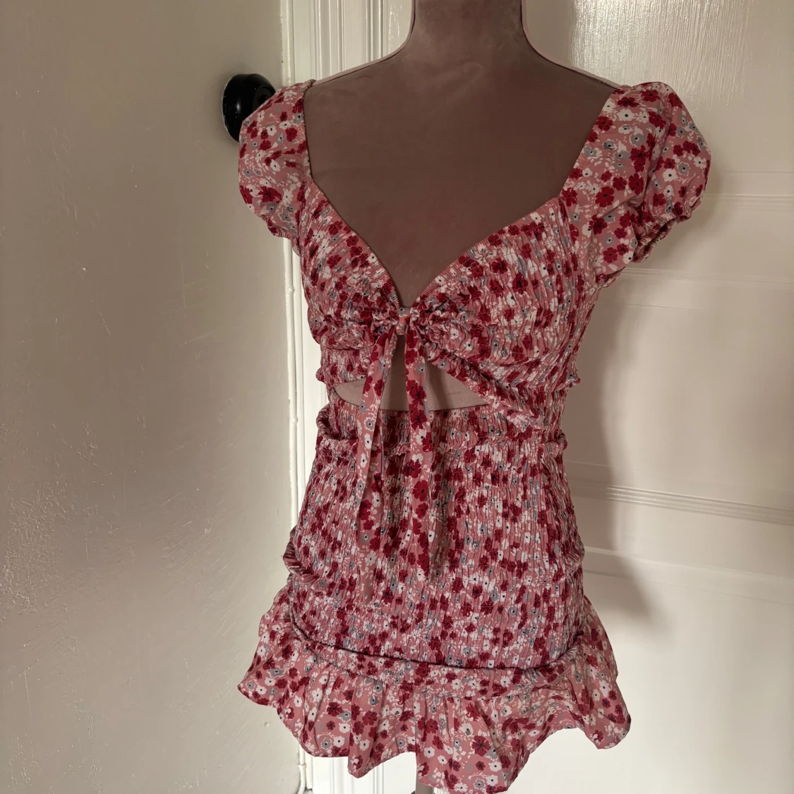 Blommig kortklänning med volang