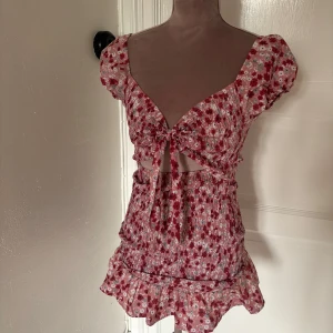 Blommig kortklänning med volang - Super fin kort blommig klänning🌸 strl är M men passar S bättre!!