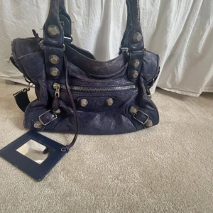 Balenciaga city bag  - Säljer denna super snygga Balenciaga väska. Använt ett tag så har några små slitage. Såklart äkta, priset kan diskuteras och skriv till mig över frågor 💞💞