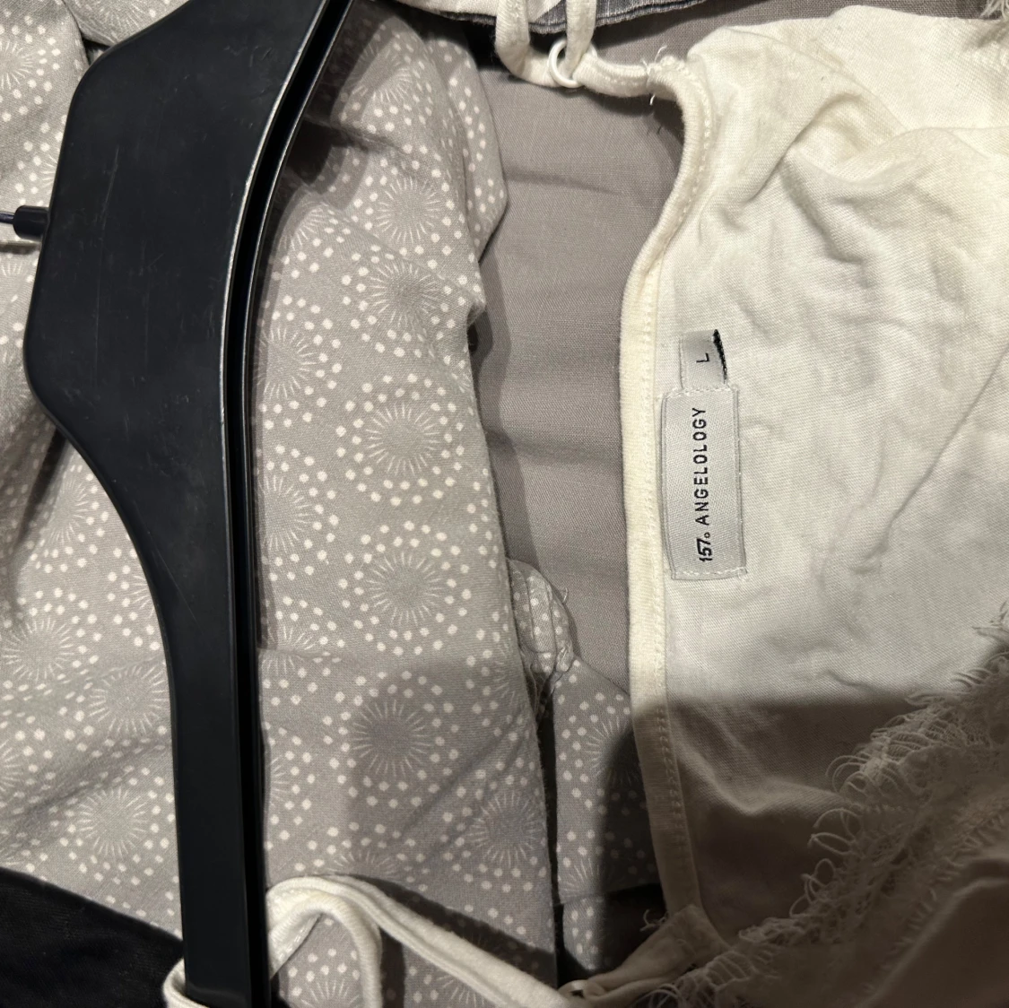 Vit linnetopp med spets från 157 Angelology - 2