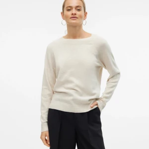 Vit stickad tröja  - En vit stickad tröja från Vero moda i storlek s💕Kan finnas tecken på användning men är sparsamt använd. Säljer pga att den inte kommer till användning. Nyköpt för 300kr. 