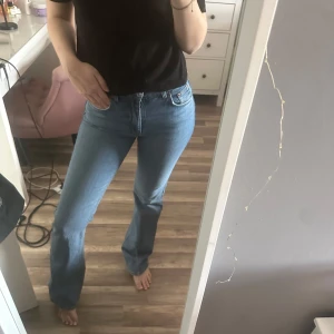 Ljusblå  jeans - Säljer ett par ljusblå jeans med hög midja. Jeansen har klassisk femficksdesign, raka ben som blir vidare nertill. 