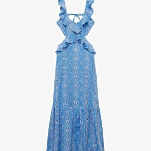 Blå långklänning  - Supersöt blå långklänning med broderat vitt mönster, volangdetaljer och öppen rygg med knyt från Mango. Klänningen har cut out i midjan och är ärmlös med breda axelband. Endast använd en gång! Nypris 1049kr