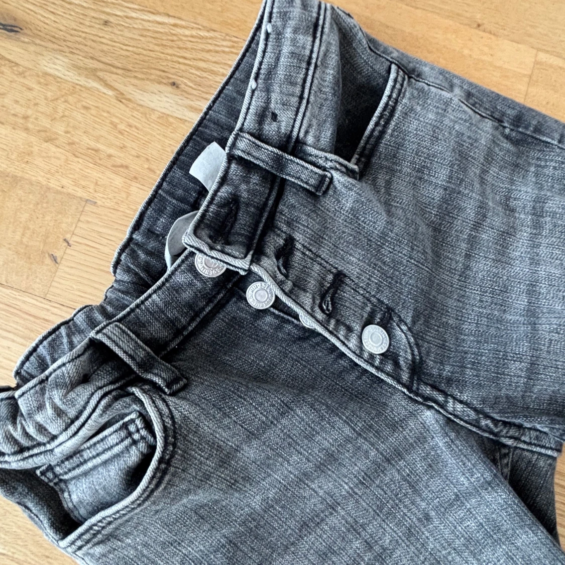 Grå bootcut jeans med knappar - 2