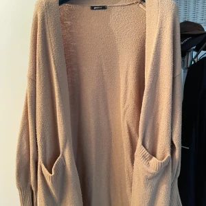 Cardigan - Väldigt fin cardigan, finns en väldigt liten fläck vid arm änden men går säkert bort i tvätt.