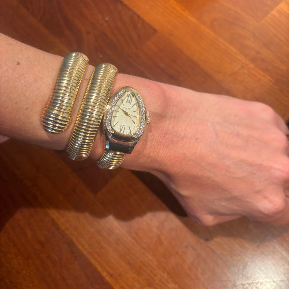 Guldig ormformad klocka  - 3