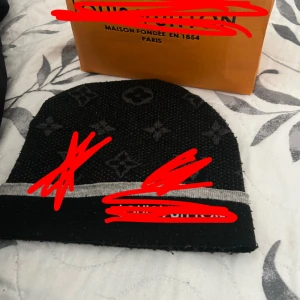 Svart  mössa  - Svart mössa till sommar l.   V