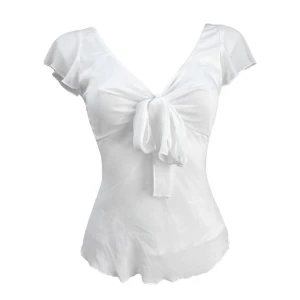 Vit blus med knyt och v-ringning från H&M - Säljer denna supersöta vita blus med v-ringning och knyt framtill. Topp med korta, lite fladdriga ärmar och lätt genomskinligt material som ger en luftig känsla. Samma modell som den eftertraktade prickiga blusen från H&M! Storlek L men passar M.