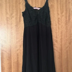 Svart spetsklänning från Hunkemöller - Supersnyggt nattlinne från Hunkemöller med spets upptill och tunna axelband. Liten i storleken, skulle säga att den snarare passar S. 