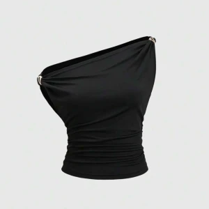 Svart one shoulder topp med ringdetalj - Säljer en svart, tight och croppad one shoulder topp med snygg guldfärgad ringdetalj på axlarna. Toppen är tillverkad i mjukt, stretchigt material. Helt oanvänd.