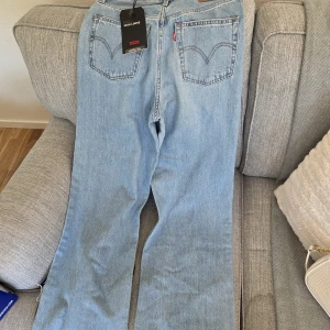 Levi's High Loose ljusblå jeans - Säljer Helt nya levis jeans i modellen "high loose". Prislapp kvar. 400kr, storlek 27. 