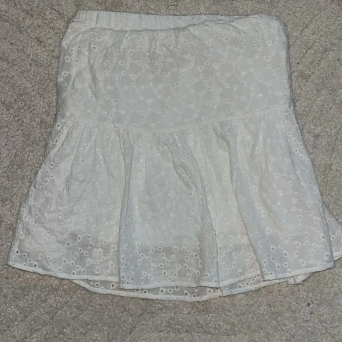 Vit kjol med broderade detaljer - 1