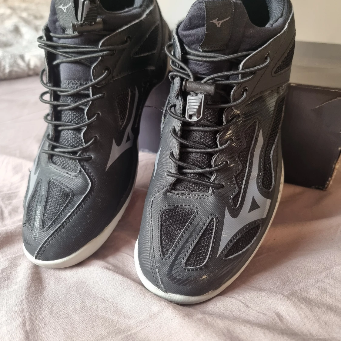 Svarta Mizuno Ghost Shadow sneakers - 1