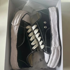 Maison Mihara Yasuhiro svarta sneakers - Använda 3 ggr, storlek 39   (25cm)