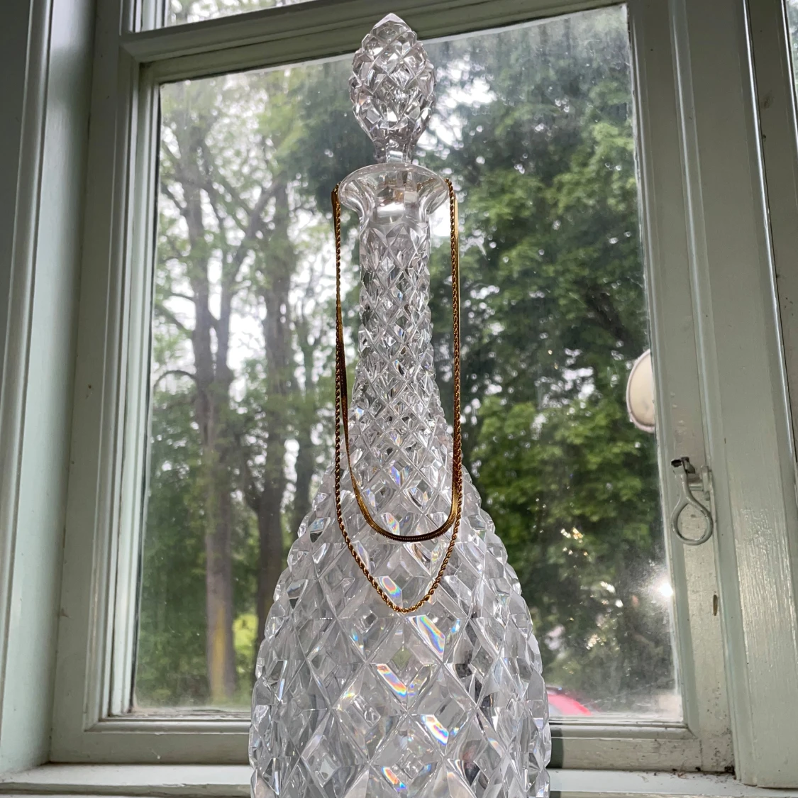 Dubbelguldigt halsband med kedjor