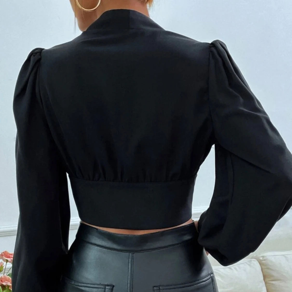 Svart croppad blus med knappar - 1
