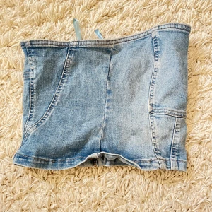 Jeans tubtopp från Zara - Säljer en ljusblå jeans tubtopp från Zara i storlek M. Använd fåtal gånger 💓
