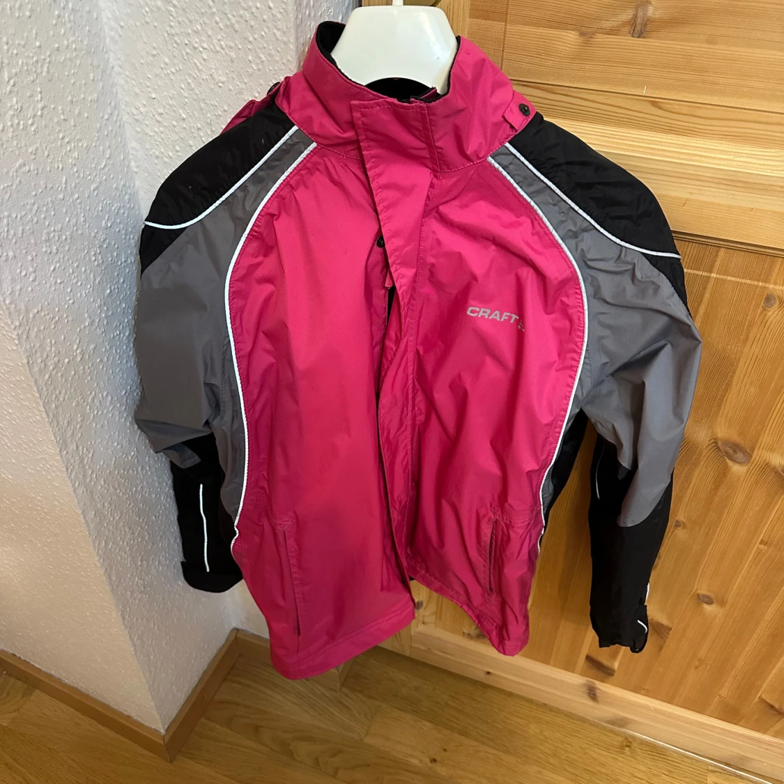 Rosa och svart vindjacka från Craft