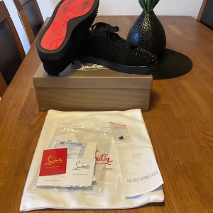 Christian loubutins med spikar  - Tja säljer nu dessa feta Loubs i fint kvalitet använda 2 gånger. Kommer med originalkartong, dustbag kvitto certifikat kort och extra nitar till skorna. Vid frågor Äre bara att skriva. Vill man att jag tvättar skorna Äre bara att skriva mvh jojo