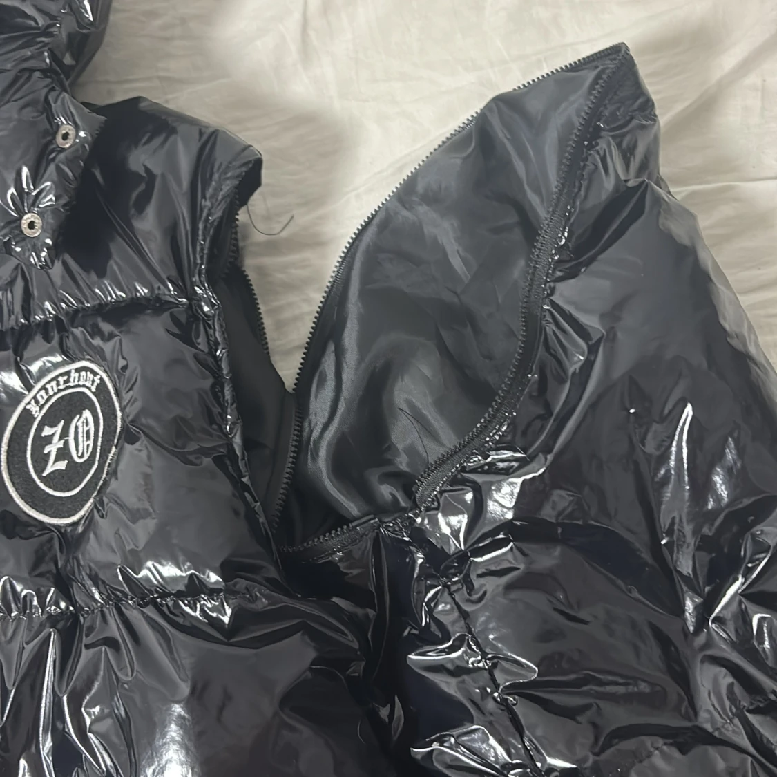 Svart glansig pufferjacka. Fick den som present men jag hade många jackor så försöker sälja den - 3