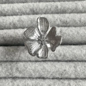 Blom ring  - Ringen är aldrig använd och är 100 % rostfritt stål - och nickelfri. Den är justerbar och passar därför alla! Hör gärna av dig om du har några frågor ☺️