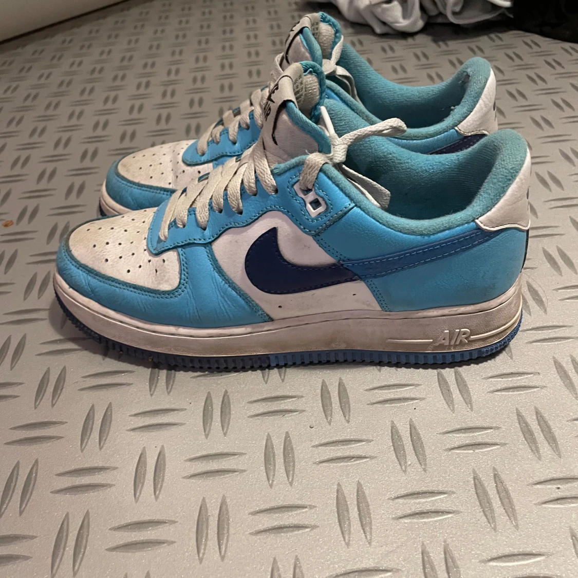 Nike Air Force 1 blå och vita sneakers - 1