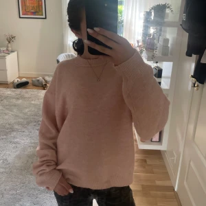 Ljusrosa stickad tröja från H&M - Supermysig ljusrosa stickad tröja från H&M i storlek XS. Tröjan har en klassisk rund halsringning  och en loose passform. Perfekt att slänga på sig när det är kyligt ute. Enkel och stilren design som är lätt att matcha 💞🌸