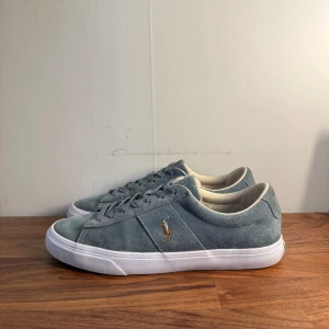 Polo Ralph Lauren skor - Säljer ett par snygga och stilrena blåa mocka skor ifrån Polo Ralph Lauren i väldigt fint skick. Skorna passar perfekt nu till sommaren och varmare väder.