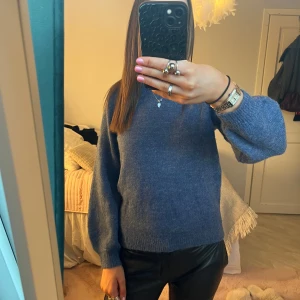 Blå stickad tröja  - Mysig blå stickad tröja från Object i storlek XS. Tröjan har en enkel, klassisk design med rund halsringning och långa ärmar. Perfekt för lager-på-lager och chill dagar. Snygg till både jeans och skinnbyxor💝😇💞