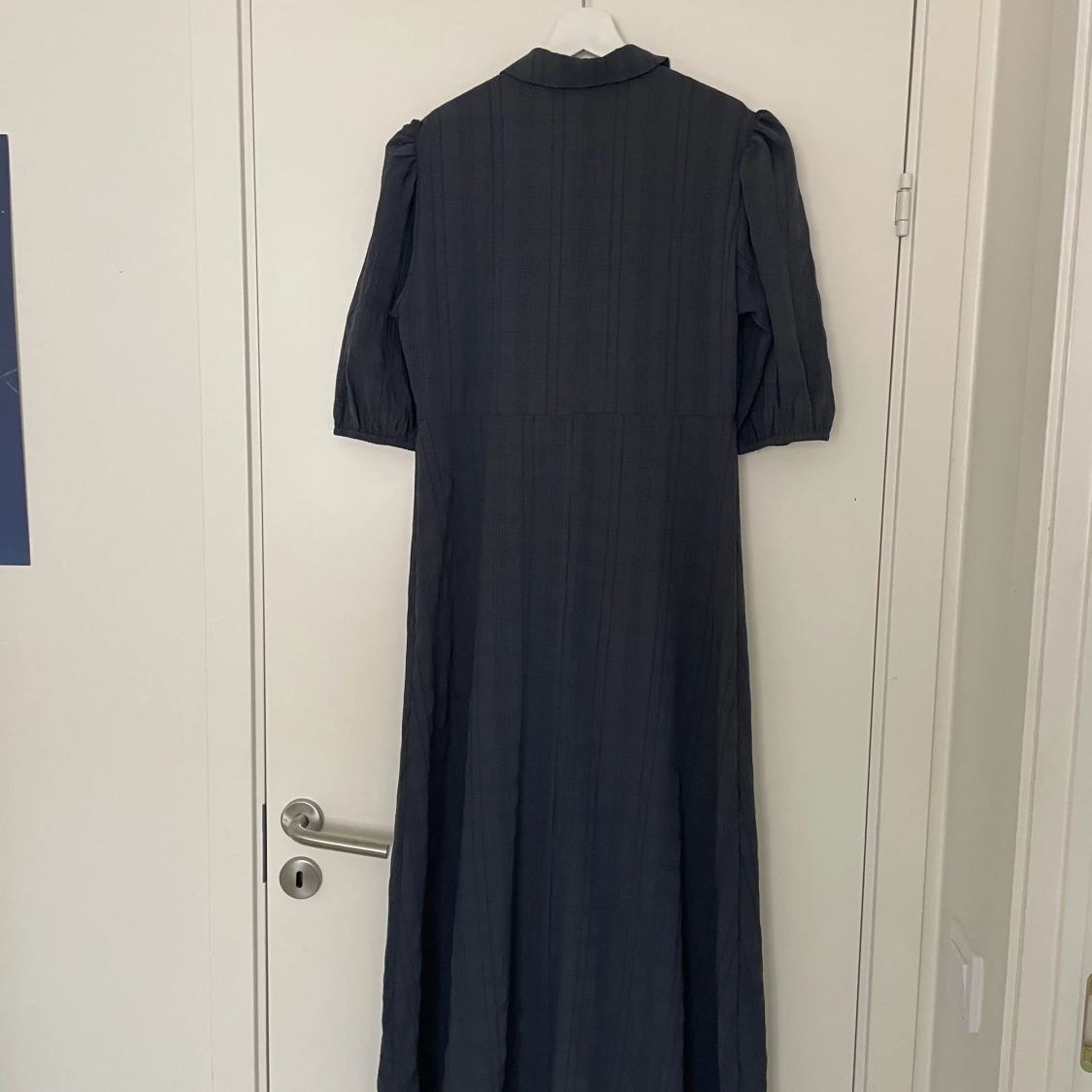 Gråblå långklänning från Soaked in Luxury - 1