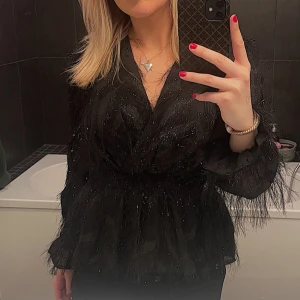 Festtopp - Otroligt snygg blus som passar perfekt till finare tillfällen! Storlek S, från vila. (Endast använd en gång)💖💖