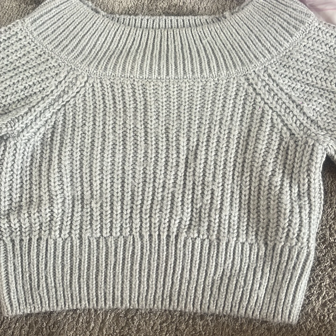 Ljusgrå stickad tröja från Divided