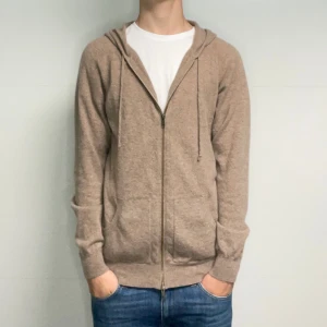 Davida Kashmir zip hoodie  - Davida Kashmir zip hoodie | Skick: 9/10 | Strl S passar även M | Pris - 1199 | Fraktar via Postnord eller Instabox på köparens bekostnad | Hör av dig vid minsta fråga eller fundering//CL