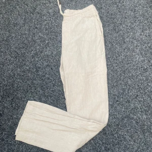 Linnebyxor  - Hej, säljer nu dessa linnebyxor i ett otroligt fint skick. De är från Dressman i storlek XS. Hör av dig vid frågor! 